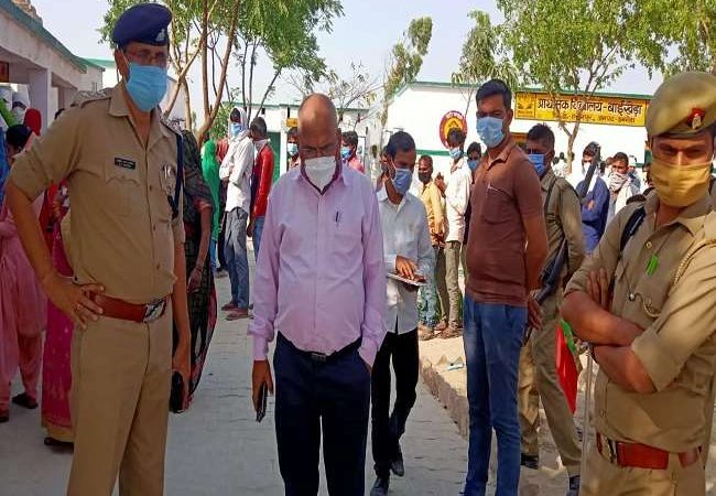 UP Panchayat Election Polling LIVE : अमरोहा में पीठासीन अधिकारियों और कर्मचारियों से मारपीट, मतपत्र की गड्डी लूटी