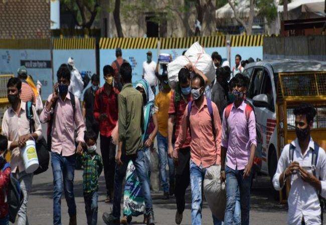 Lockdown in Delhi: सीएम केजरीवाल ने कहा न छोड़े दिल्ली फिर भी बस अड्डे की ओर चल दिए लोग, बढ़ गई भीड़