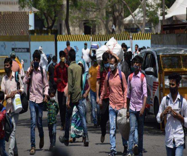 Lockdown in Delhi: सीएम केजरीवाल ने कहा न छोड़े दिल्ली फिर भी बस अड्डे की ओर चल दिए लोग, बढ़ गई भीड़
