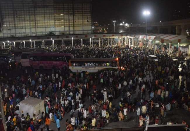 Pics: आनंद विहार व कौशांबी बस अड्डों पर उमड़ी प्रवासी मजदूरों की भीड़, हैरान कर देने वाली हैं तस्वीरें