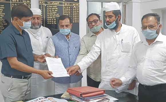 पैगम्बर की तस्वीर छापने के विरोध में डीएम को सौंपा