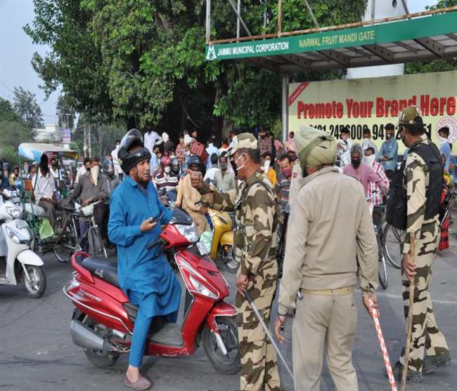Jammu Kashmir: सभी 20 जिलों में रात 10 बजे से सुबह 6 बजे तक कर्फ्यू, रोटेशन में खुलेंगी 50% दुकानें