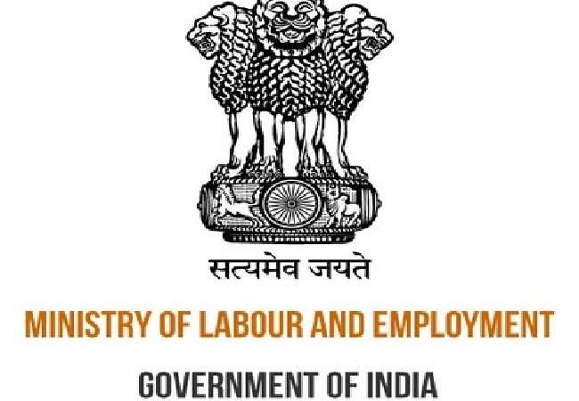 केंद्रीय श्रम मंत्रालय ने प्रवासी श्रमिकों की मदद के लिए बनाए 20 कंट्रोल रूम, ई-मेल, वाट्सएप या फोन से बताई जा सकेगी समस्या