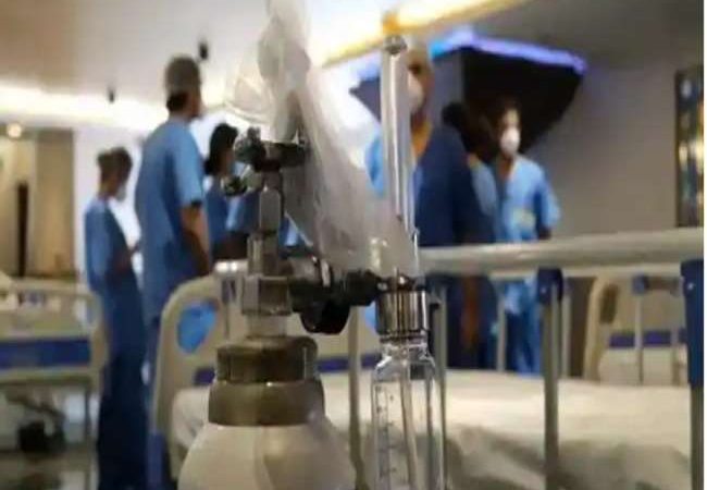 Oxygen Crisis in UP: उत्तर प्रदेश में सांसों पर गहरा संकट, ऑक्सीजन का आपातकाल; लखनऊ के साथ अन्य महानगरों में लोग परेशान