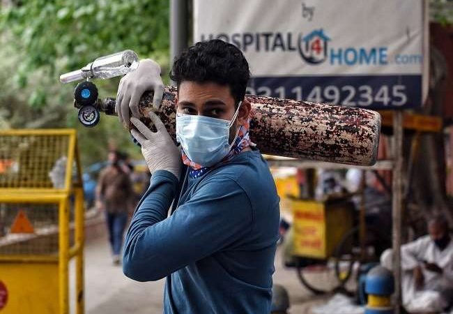 ऑक्सीजन के लिए मची अफरातफरी, अस्पताल पहुंचने से पहले ही लोगों ने लूट लिए सिलेंडर