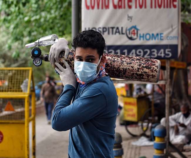 ऑक्सीजन के लिए मची अफरातफरी, अस्पताल पहुंचने से पहले ही लोगों ने लूट लिए सिलेंडर