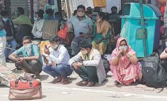 प्रवासी मजदूरों का पलायन जारी, रोडवेज बस स्टैंड पर जुटी भीड़