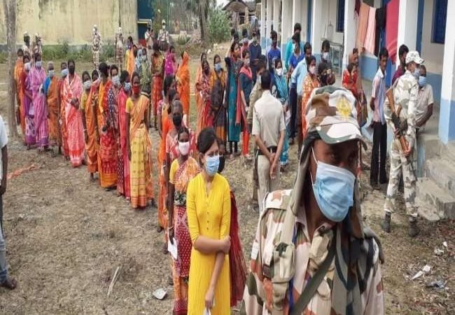 Bengal Chunav 2021 Voting LIVE: केंद्रीय बल के जवानों पर लगा गोलियां चलाने का आरोप, चुनाव आयोग ने किया खारिज