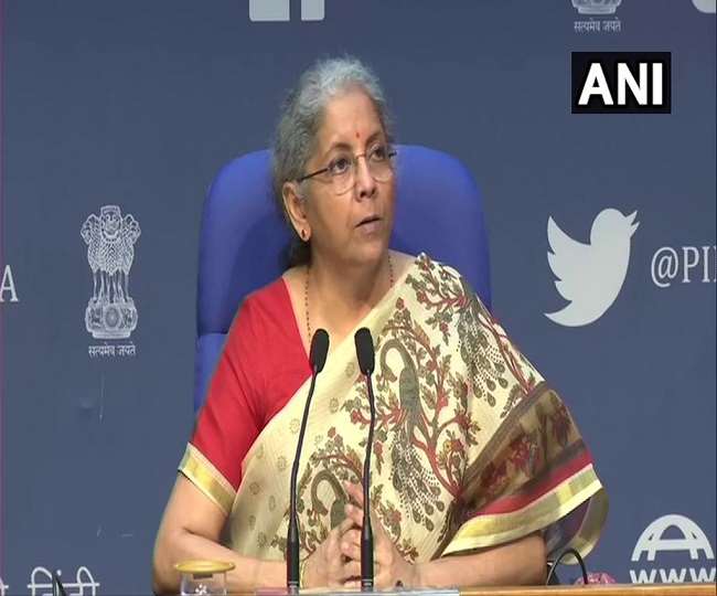 वित्त मंत्री ने उद्योग जगत को दिया केंद्र के समर्थन का भरोसा, वेट एंड वाच की नीति अपनाने को कहा