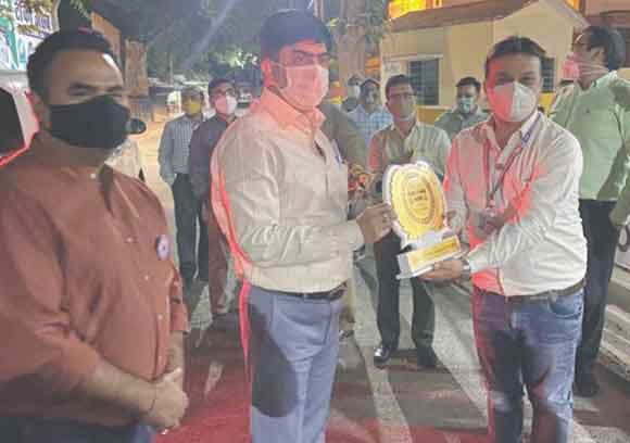 जिलाधिकारी को किया सम्मानित