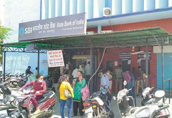 महानगर में अनेक स्थानों पर उड़ रही कोरोना गाइडलाइन की धज्जियां