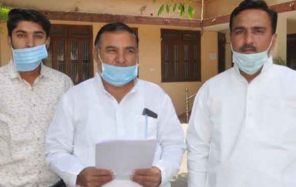 फीस वृद्धि व नए पाठ्यक्रम के खिलाफ मंडलायुक्त को सौंपा ज्ञापन