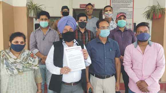 प्लाज्मा बैंक की स्थापना की मांग को लेकर एडीएम को सौंपा ज्ञापन