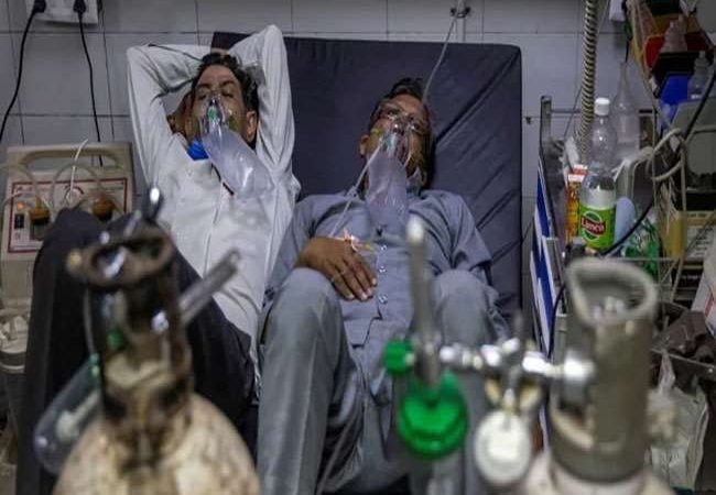 देश में एक दिन में मिले कोरोना के 3,44,949 नए मामले और 2,415 ने हारी जंग, महाराष्ट्र और दिल्ली में रिकॉर्ड मौतें