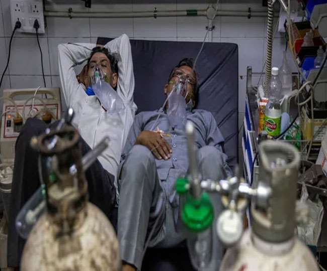 देश में एक दिन में मिले कोरोना के 3,44,949 नए मामले और 2,415 ने हारी जंग, महाराष्ट्र और दिल्ली में रिकॉर्ड मौतें