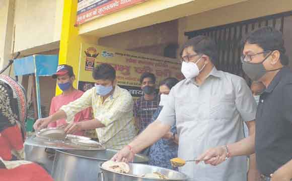 प्रभूजी की रसोई में गरीब, असहाय व जरूरतमंद लोगों को कराया भोजन