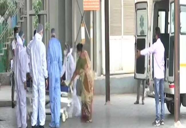 कोरोना के पीक को लेकर वैज्ञानिकों का बड़ा दावा, रोजाना साढ़े चार लाख तक आएंगे Covid-19 केस