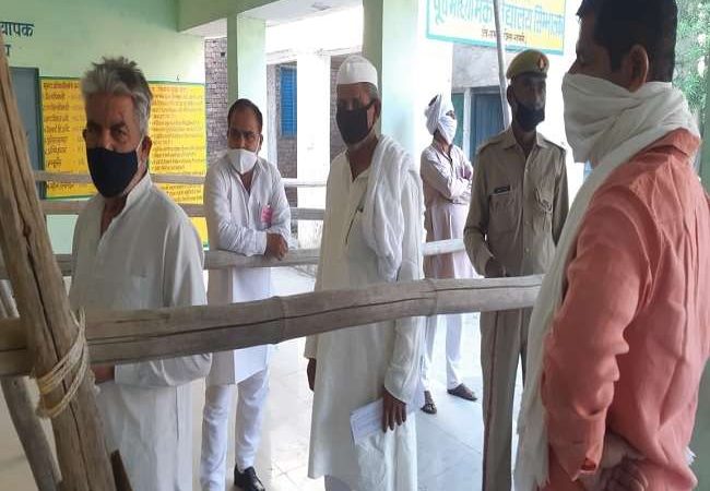 LIVE UP Panchayat Election 3rd Phase Polling: 20 जिलों में तीसरे चरण का मतदान आज, सुबह से ही लाइनों में लगे वोटर