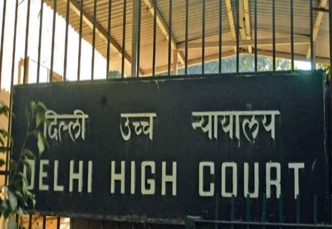 Oxygen Crisis in Delhi: यह समय गिद्धों की तरह बर्ताव करने का नहीं, HC ने 5 रिफिलर्स के खिलाफ जारी किया अवमानना नोटिस