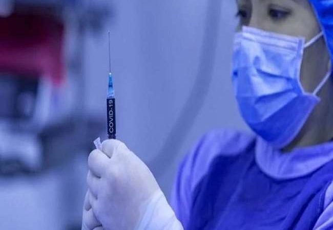 Vaccination in India: 18 साल से अधिक उम्र के लोगों को 1 मई से लगेगी कोरोना वैक्सीन, रजिस्ट्रेशन कल से; जानिए सबकुछ