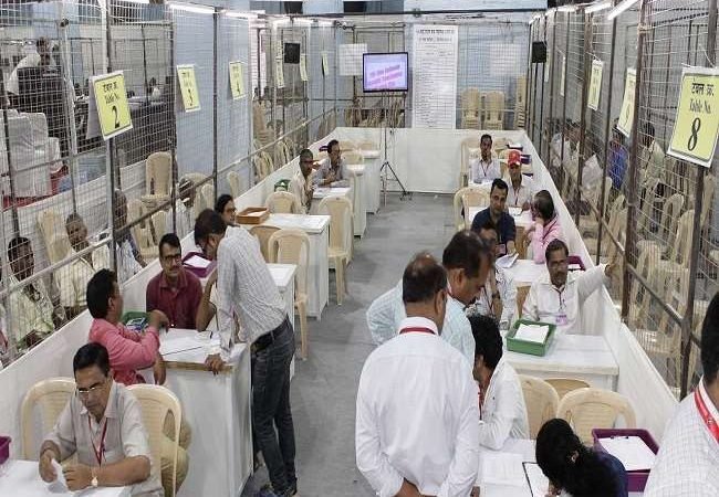 Election Commissions Guidelines: उम्मीदवारों और एजेंटों को मतगणना केंद्रों में प्रवेश से पहले अनिवार्य रूप से दिखानी होगी RT-PCR रिपोर्ट