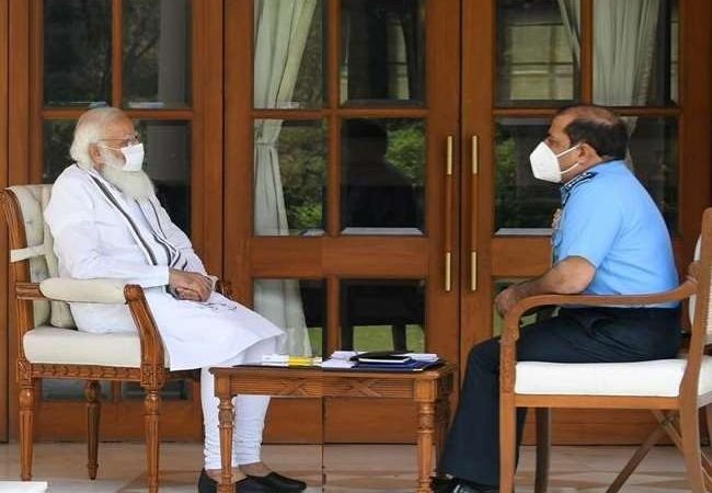 कोरोना संकट के बीच पीएम मोदी ने वायुसेना प्रमुख भदौरिया के साथ बैठक की, जानें किन मसलों पर हुई चर्चा