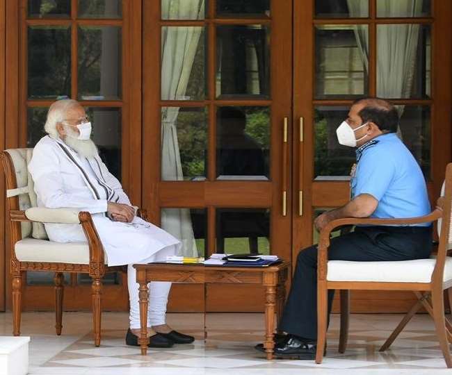 कोरोना संकट के बीच पीएम मोदी ने वायुसेना प्रमुख भदौरिया के साथ बैठक की, जानें किन मसलों पर हुई चर्चा