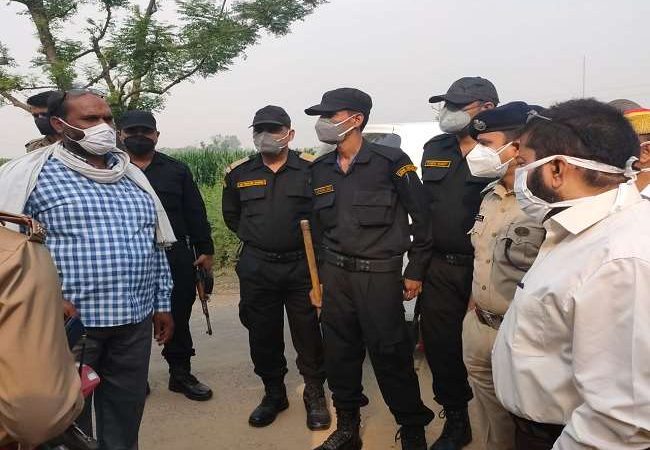 LIVE UP Panchayat Chunav Fourth Phase Voting : फर्रुखाबाद में पोलिंग बूथ से मतपत्र चोरी होने के बाद हंगामा, रोकी गई पोलिंग