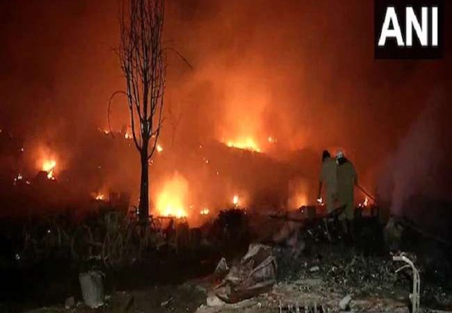 Delhi Fire News : रेलवे लाइन के नजदीक खेत में बनी झुग्गी में आग, माता-पिता समेत कुल 6 लोगों की मौत