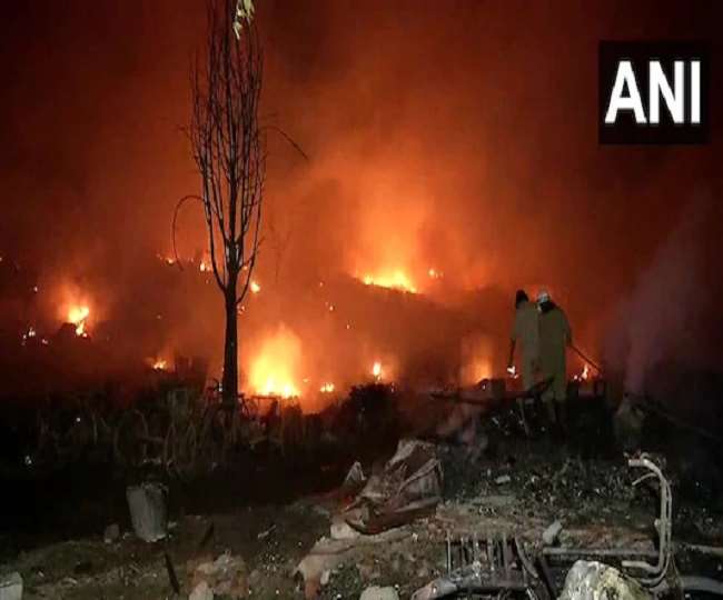 Delhi Fire News : रेलवे लाइन के नजदीक खेत में बनी झुग्गी में आग, माता-पिता समेत कुल 6 लोगों की मौत