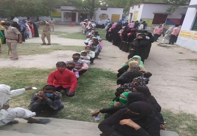 LIVE UP Panchayat Chunav Fourth Phase Voting : अंतिम चरण के मतदान को लेकर भी वोटर्स में जोश, सुबह से ही डटे