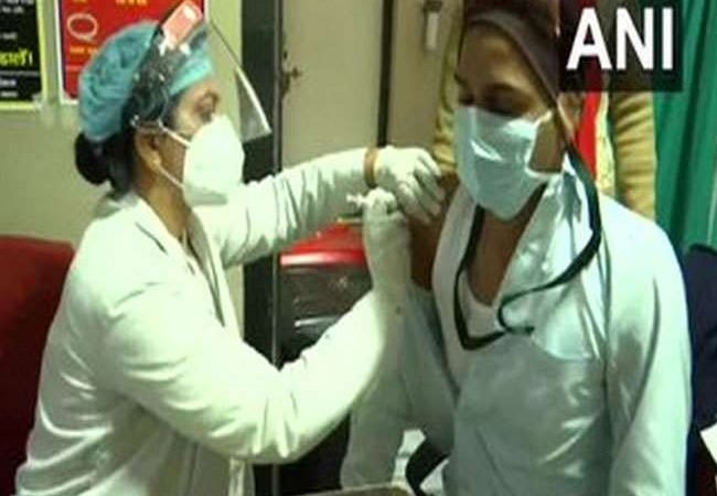 45 से ऊपर और 18 से 45 की उम्र के लोगों के टीकाकरण पर मंडराती आशंकाएं, टीके की उपलब्धता बन रही बड़ा संकट