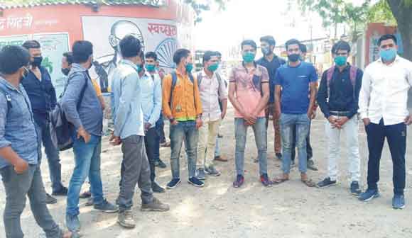 वेतन दिलाने की मांग को लेकर संविदाकर्मियों ने किया प्रदर्शन