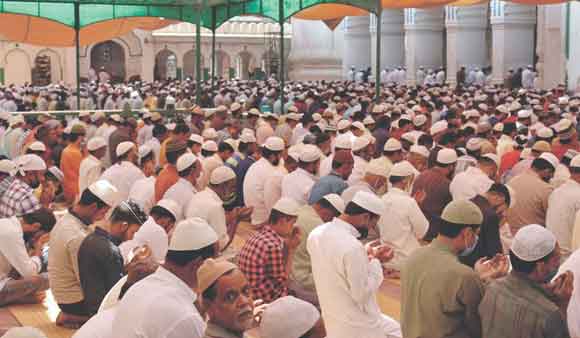 कोरोना गाइडलाइन का पालन करते हुए अकीदतमंदों ने अता की तीसरे जुमे की नमाज