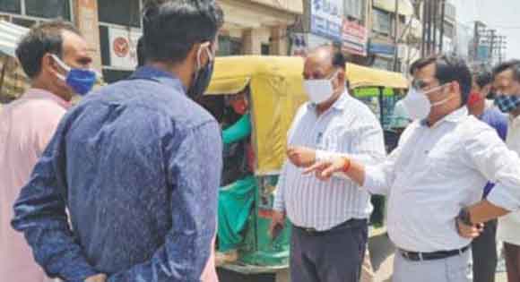 बिना मॉस्क व क्षमता से अधिक सवारी बैठाने वाले वाहन चालकों के काटे चालान