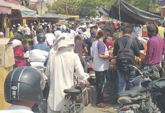 कोरोना काल में बाजारों में उमड़ी भारी भीड़, उड़ी गाइडलाइन की धज्जियां