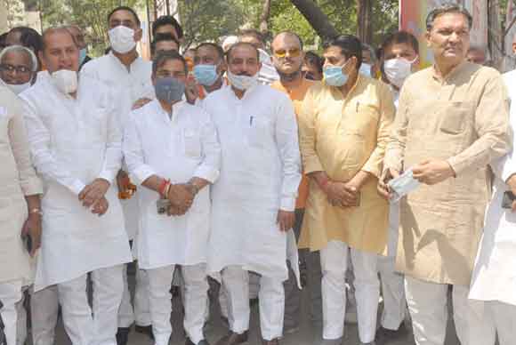 कड़ी सुरक्षा के बीच आखिरी दिन प्रत्याशियों ने दाखिल किए अपने नामांकन पत्र