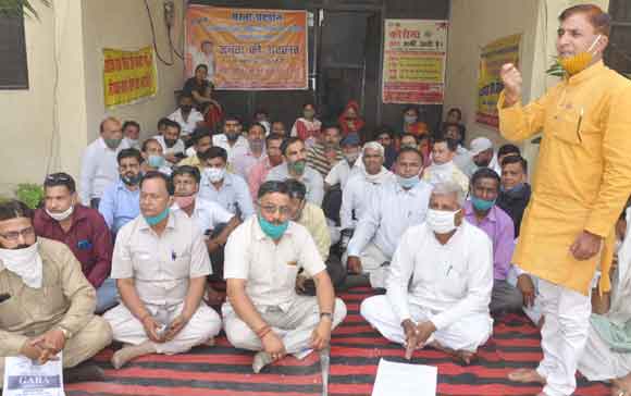 विभिन्न मांगों को लेकर बीएसए कार्यालय पर दिया धरना