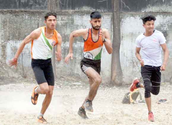 वार्षिक एथलेटिक प्रतियोगिता में खिलाडिय़ों ने दिखाया दमखम