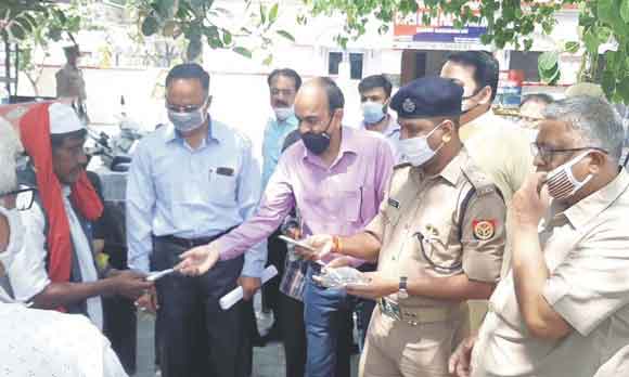 लोगों को मॉस्क बांटकर किया कोरोना के प्रति जागरूक