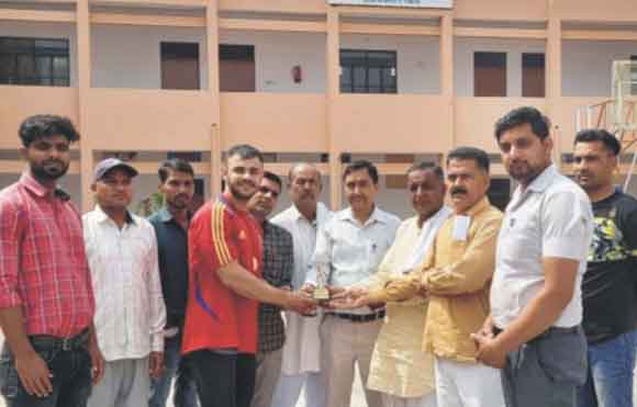 गोचर महाविद्यालय के छात्र ने बॉडी बिल्डिंग में पदक हासिल कर किया विद्यालय का नाम रोशन