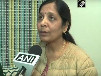 Delhi Coronavirus: सीएम अरविंद केजरीवाल की पत्नी सुनीता भी कोरोना पॉजिटिव, खुद को किया आइसोलेट