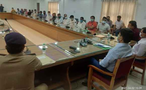 सरकारी शराब की दुकानों पर अवैध या मिलावटी शराब मिलने पर लाईसेंधारी के विरूद्ध रासुका में कार्यवाही होगी – जिलाधिकारी