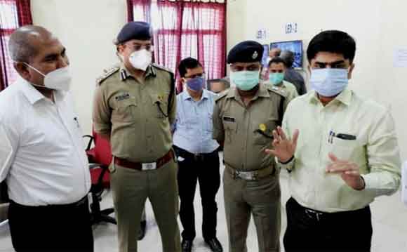 कोरोना संक्रमण की लड़ाई में हमारी तैयारी कई कदम आगे होनी चाहिए- मण्डलायुक्त