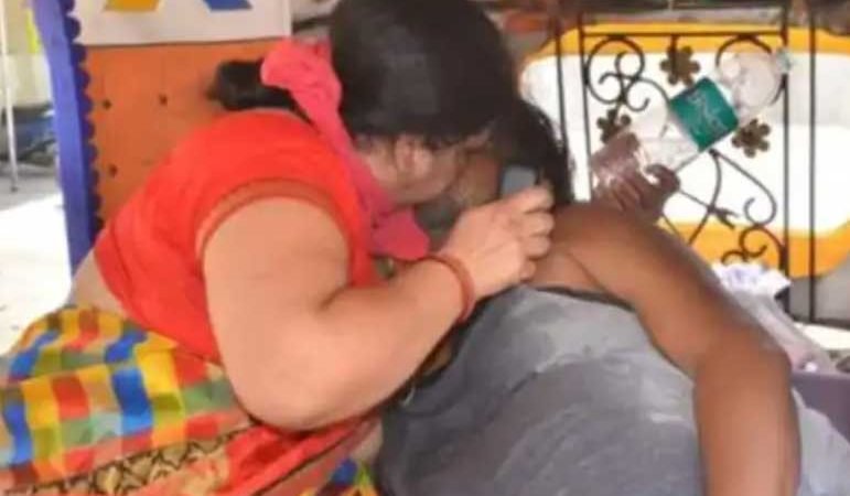पति को बचाने के लिए महिला ने मुंह से दी सांस, पत्नी की गोद में पति ने तड़प-तड़प कर तोड़ दिया दम