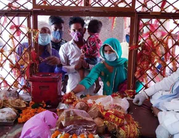 श्रद्धालूओं ने अष्टमी पर सोशल डिस्टेंसिंग के साथ किए देवी के दर्शन