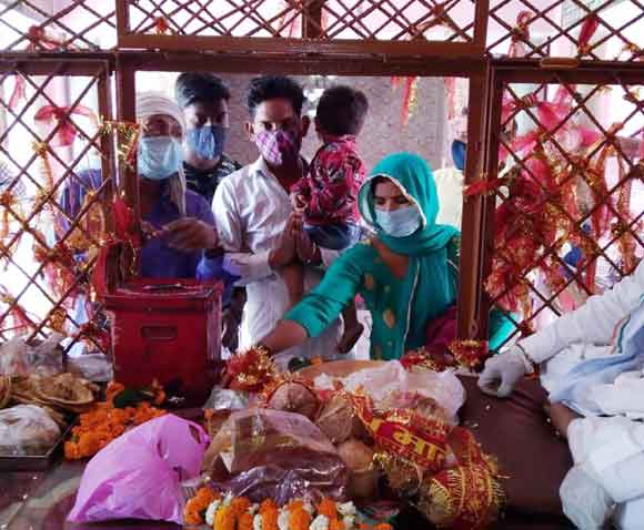श्रद्धालूओं ने अष्टमी पर सोशल डिस्टेंसिंग के साथ किए देवी के दर्शन