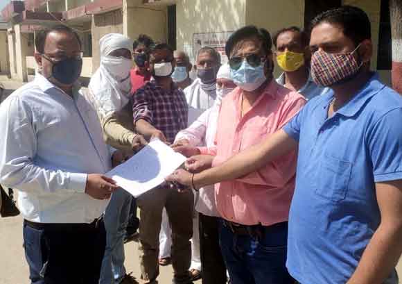 ग्रामीणों ने किया राशन डीलर की दुकान बहाल करने का विरोध