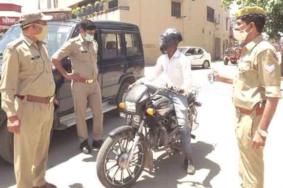 पुलिस ने बिना मास्क घूम रहे लोगों को पुलिस ने लताड़ा, 50 का काटा चालान