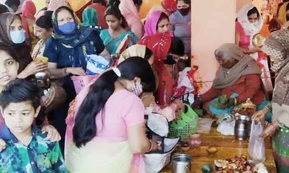माता शीतला मंदिर पर प्रसाद चढ़ा मांगी मन्नतें